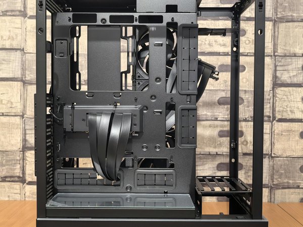 What are the most important specifications to look for in a gaming monitor?